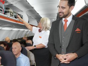 
À l’occasion de son trentième anniversaire, easyJet a présenté la toute nouvelle gamme d’uniformes destinée à ses 14 00