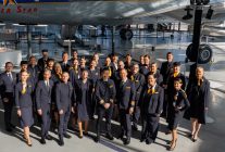 
Lufthansa a dévoilé à Francfort sa nouvelle collection d’uniformes conçue avec Hugo Boss, premier renouvellement complet de