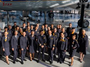 
Lufthansa a dévoilé à Francfort sa nouvelle collection d’uniformes conçue avec Hugo Boss, premier renouvellement complet de