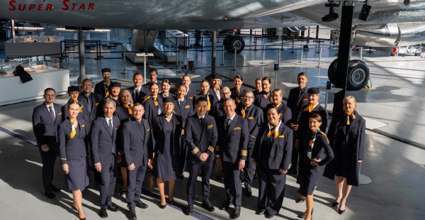 
Lufthansa a dévoilé à Francfort sa nouvelle collection d’uniformes conçue avec Hugo Boss, premier renouvellement complet de