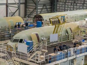 
Airbus a établi un nouveau record de livraisons en septembre 2025, avec 73 avions remis à ses clients, un chiffre inédit pour 