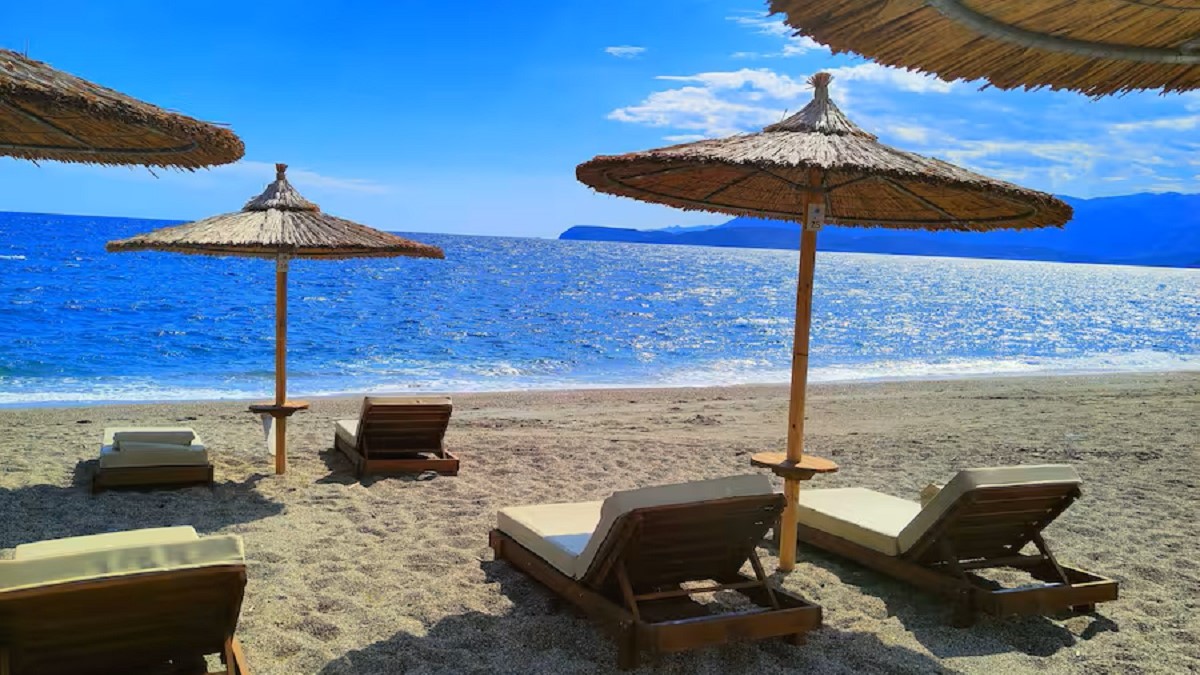 Surtourisme : la Grèce sanctuarise ses plages, transats, parasols et cabanons interdits 1 Air Journal