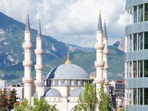 
Longtemps restée en marge du développement touristique méditerranéen, l’Albanie fait depuis plusieurs années une entrée r