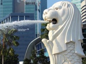 
Singapour, une ville-État insulaire dynamique et cosmopolite, alliant modernité éblouissante, cuisine de renommée mondiale, a