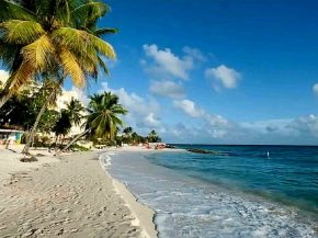 
Partagée entre France et Pays-Bas, la plus petite île binationale du monde s impose plus que jamais comme une destination phare