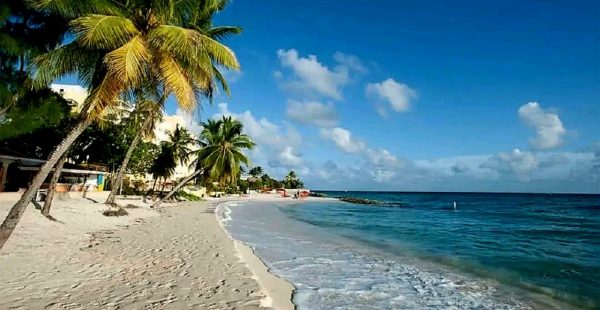 
Partagée entre France et Pays-Bas, la plus petite île binationale du monde s impose plus que jamais comme une destination phare