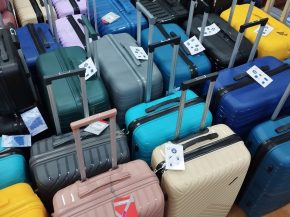 
Des passagers arrivés de Tel-Aviv à Amsterdam-Schiphol disent avoir subi une inspection inhabituelle de leurs bagages. Ces tém