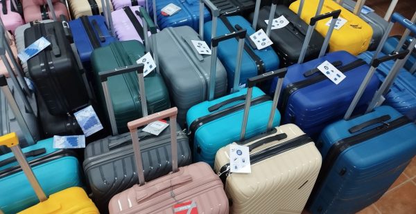 
Des passagers arrivés de Tel-Aviv à Amsterdam-Schiphol disent avoir subi une inspection inhabituelle de leurs bagages. Ces tém