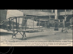 
Histoire de l’aviation – 11 août 1909. Après six jours de voyage par la route de Paris, un appareil de type triplan est li