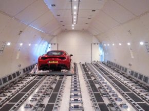 
Alors que la guerre au Moyen-Orient paralyse le trafic maritime du détroit d’Ormuz et les hubs aériens du Golfe, des milliers