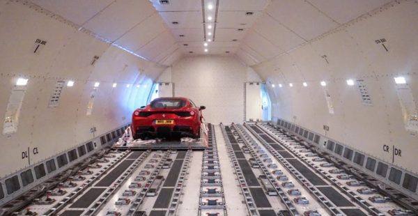 
Alors que la guerre au Moyen-Orient paralyse le trafic maritime du détroit d’Ormuz et les hubs aériens du Golfe, des milliers