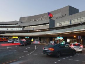 
Au 3ème trimestre 2022, le trafic à l aéroport Toulouse-Blagnac s est établi à 76,5% de 2019 avec 1 905 338 passagers transp