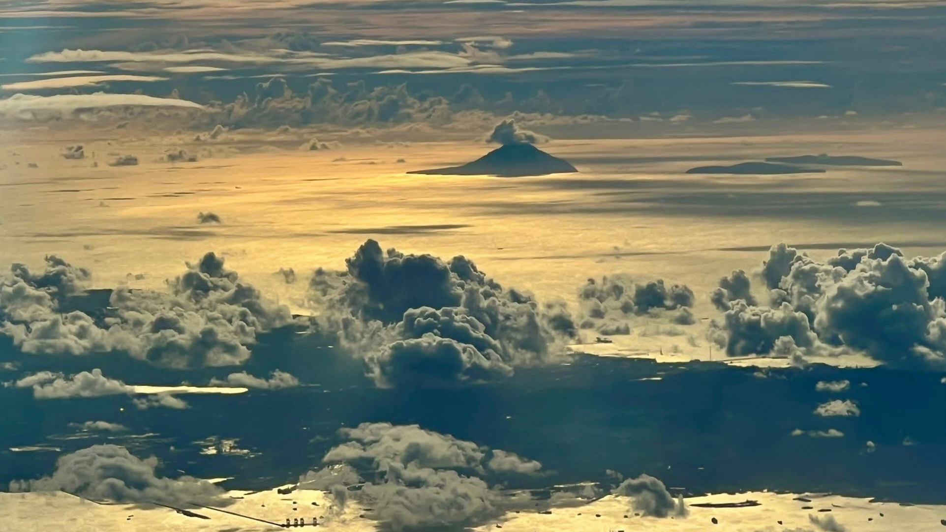 Éruption volcanique en Indonésie : le trafic aérien suspendu à Jakarta, plus de 200 vols affectés 1 Air Journal