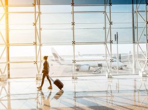 
Le trafic de passagers dans les aéroports européens a diminué de 76,9% au premier semestre 2021, par rapport à la période de
