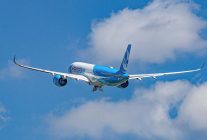 
French bee, la low cost long-courrier du groupe Dubreuil, enrichit son expérience à bord avec la   French Bluetique », une bo