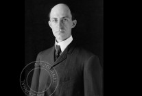 
Histoire de l’aviation – 13 août 1908. En ce 13 août 1908, les célèbres aviateurs de nationalité américaine Orville et 