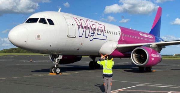 
La low cost hongroise Wizz Air met à disposition 100.000 billets d avion gratuits pour les réfugiés ukrainiens et s engage à 