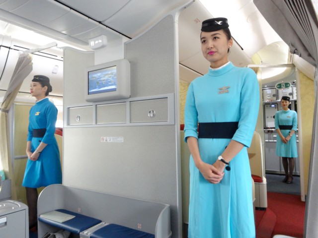 air-journal-xiamen-boeing-787-Dreamliner-hotesses