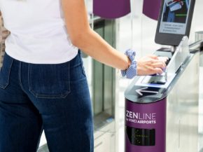 
Cet été, l aéroport Lyon-Saint-Exupéry propose une nouveauté pour fluidifier le passage aux contrôles de sécurité. Le ser