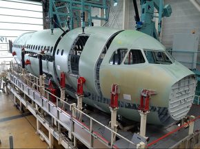 
L assemblage du nez et du fuselage avant du premier Airbus A321XLR (Extra Long Range) a commencé en France, suite à la réalisa