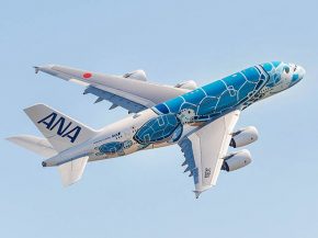 La compagnie aérienne All Nippon Airways (ANA) a déployé samedi son Airbus A380 bleu pour un petit tour dans les airs au dépar