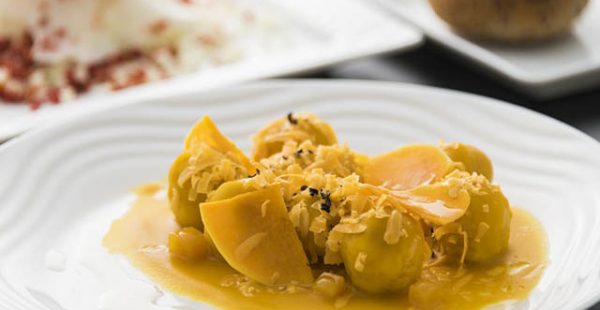 La compagnie aérienne ANA (All Nippon Airways) a recruté le chef français Alexandre Gauthier pour créer les menus de Première