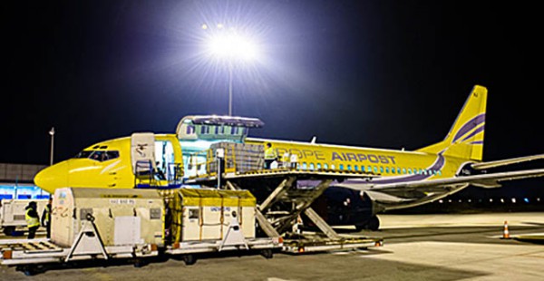 La compagnie aérienne ASL Airlines France et le Groupe La Poste ont renouvelé pour quatre ans leur partenariat pour le transport