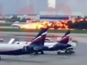 Un Superjet 100 de la compagnie aérienne Aeroflot effectuant un atterrissage d’urgence à Moscou s’est embrasé, entrainant l