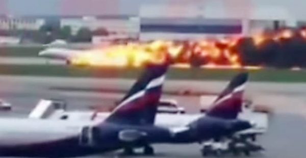 Un Superjet 100 de la compagnie aérienne Aeroflot effectuant un atterrissage d’urgence à Moscou s’est embrasé, entrainant l