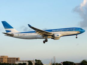 Le gouvernement argentin a annoncé la prochaine fusion des compagnies aériennes Aerolineas Argentinas et Austral Lineas Aereas, 