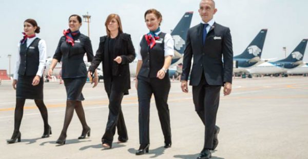 Les hôtesses de l’air et stewards de la compagnie aérienne Aeromexico disposent désormais de nouveaux uniformes, dessinés pa