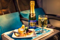 
Air Austral lance deux nouveaux menus -terroir et italien- et deux extras -caviar et champagne- pour agrémenter les repas à bor