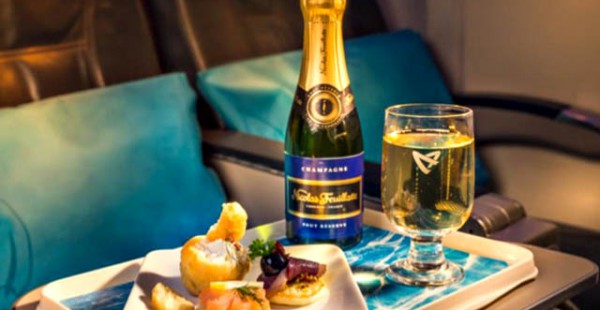 
Air Austral lance deux nouveaux menus -terroir et italien- et deux extras -caviar et champagne- pour agrémenter les repas à bor