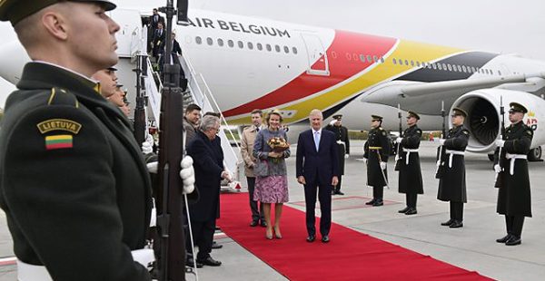 
Le roi Philippe et la reine Mathilde ont utilisé un avion de la compagnie aérienne Air Belgium pour leur visite d’Etat en Lit