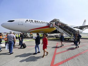 La nouvelle compagnie aérienne Air Belgium a effectué samedi deux vols d’essai caritatifs au lieu du seul prévu, avant l’in