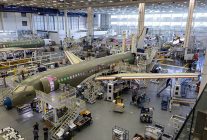 
Pour la deuxième fois dimanche, les syndiqués d Airbus Canada à Mirabel ont rejeté massivement une offre de la direction de r