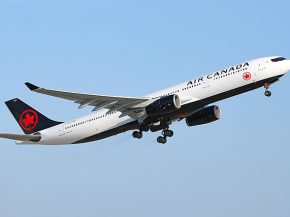 
Air Canada a présenté ses excuses auprès de deux passagers qui ont été escortés hors d un avion par la sécurité après av