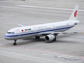 Un vol de la compagnie aérienne Air China a dû se dérouter dimanche après qu’un passager a menacé une hôtesse de l’air a