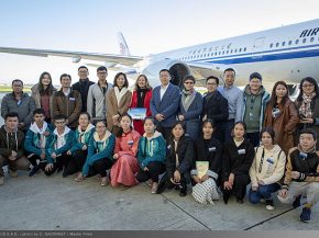 La compagnie aérienne Air China a pris livraison de son sixième Airbus A350-900 en présence de 12 jeunes étudiants chinois, pr