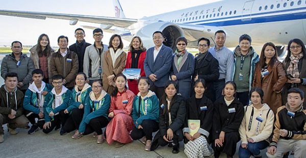 La compagnie aérienne Air China a pris livraison de son sixième Airbus A350-900 en présence de 12 jeunes étudiants chinois, pr