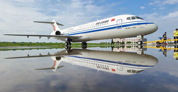 COMAC a livré le même jour leurs premiers ARJ21-700 aux trois principales compagnies aériennes chinoises, Air China, China East