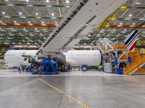 
Boeing a renforcé les inspections de ses 787 Dreamliner dans ses FAL d’Everett et North Charleston, des problèmes déjà iden