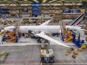 
Boeing a annoncé mardi avoir livré 29 avions en mars, soit une baisse de plus de la moitié par rapport aux 64 livrés le même