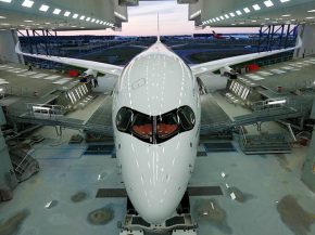 Le premier Airbus A350-900 destiné à la compagnie aérienne Air France est sorti lundi de l’atelier peinture à Toulouse, sa d