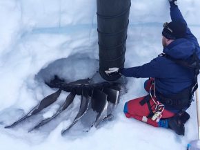 Le BEA a diffusé hier des photos de la récupération sous quatre mètres de glace au Groenland d’une pièce du moteur 4 d’un