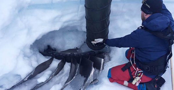 Le BEA a diffusé hier des photos de la récupération sous quatre mètres de glace au Groenland d’une pièce du moteur 4 d’un