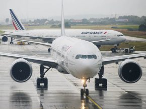 La direction de la compagnie aérienne Air France doit rencontrer ce lundi les dix syndicats ayant appelé à la grève le 22 fév