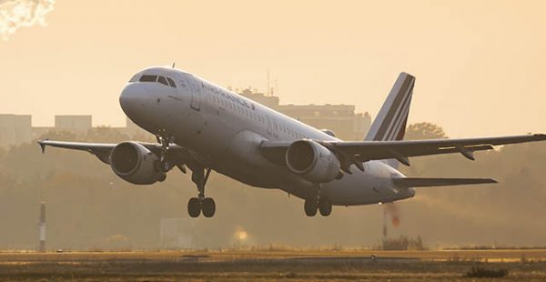 
La Cour de cassation a tranché : la compagnie aérienne Air France n’aurait pas dû interdire à un steward de porter des