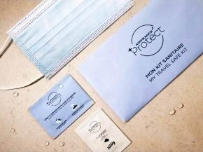 
La compagnie aérienne Air France propose désormais aux passagers des vols long-courriers un kit sanitaire, mais perd temporaire