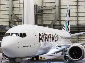 Le premier Boeing 737 MAX 8 destiné à la compagnie aérienne Air Italy est sorti des ateliers peintures de Portland, avant une e